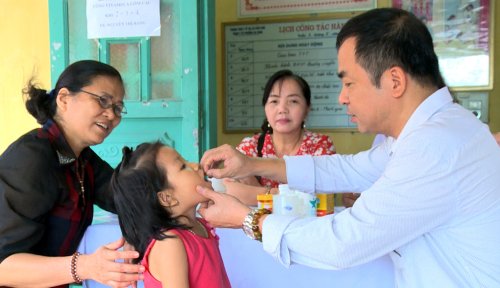 3. Cho trẻ uống Vitamin A tại Trạm Y tế Phường Ba Đình - Thị xã Bỉm Sơn.jpg